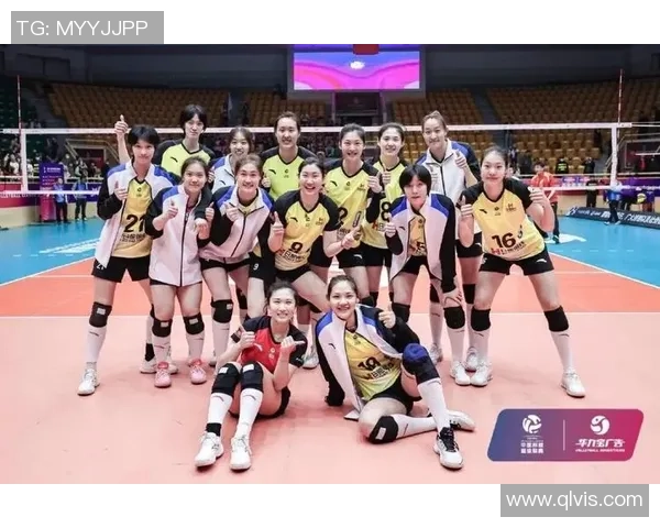 八一女排迎战山东队决战赛场展现巾帼风采与拼搏精神